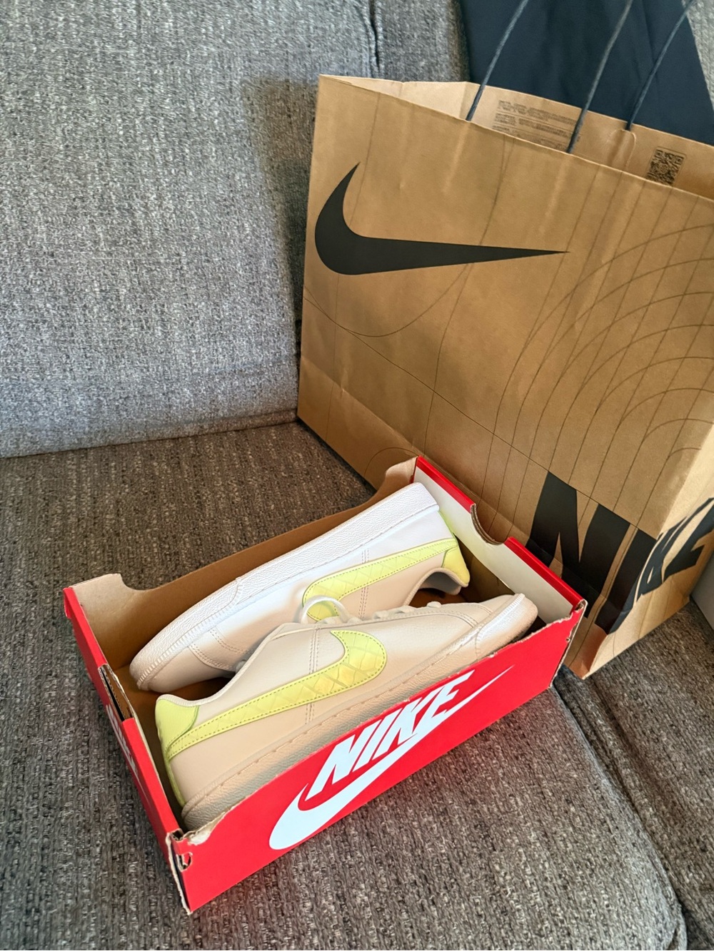 Nike Nike women’s court Royale size 7.5 never worn